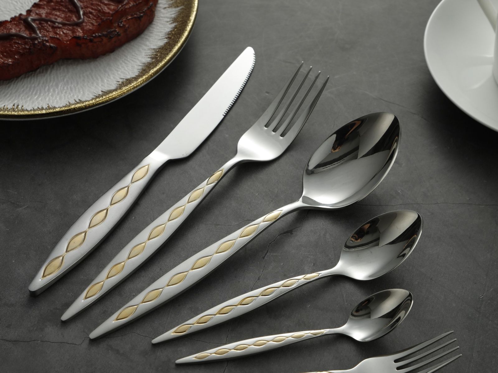 Linked Oval Gold-Trim Silverware Cutlery Set